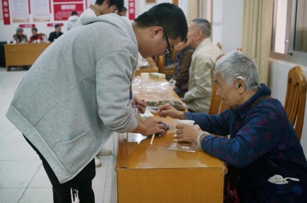 炸金花
:情系重阳 暖心关怀 炸金花
:情系重阳 暖心关怀