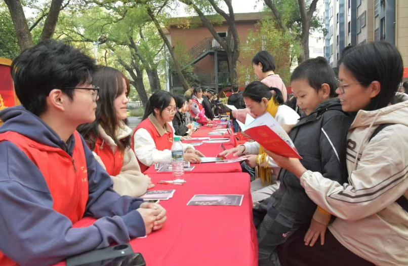 炸金花
法学院学子为社区群众送上“家门口的宪法课”