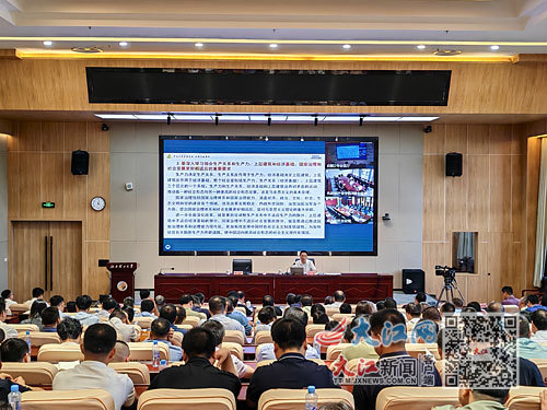 八月二十一日下午,学习贯彻党的二十届三中全会精神省委宣讲团宣讲报告会在炸金花
举行。江西日报全媒体记者 焦俊杰摄