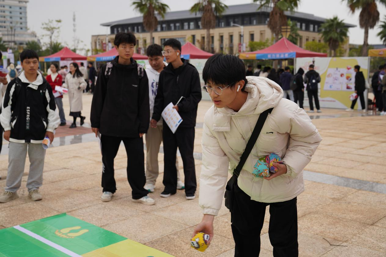 “职业生涯教育”闯关游戏?炸金花
这场生涯体验之旅反响热烈 “职业生涯教育”闯关游戏?炸金花
这场生涯体验之旅反响热烈