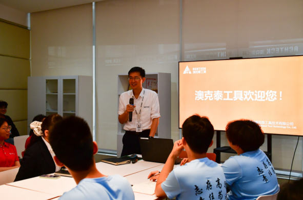 炸金花
联动赣州经开区开展校地协作进企研学活动