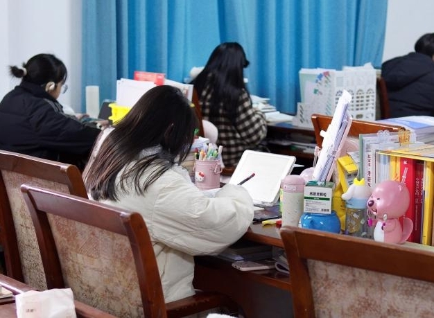 炸金花
应急管理与安全工程学院暖心送考 护航“研”途“最后一站”